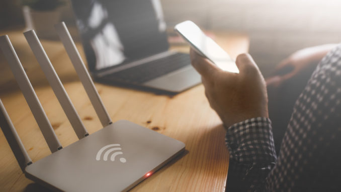 Verbindung von Smartphone und Laptop mit einem WLAN Router