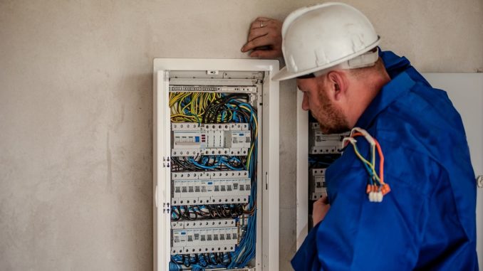 electrician-2755683_1280-min Elektrische Arbeitssicherheit im Unternehmen