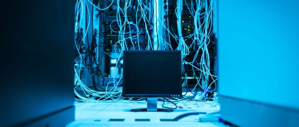 Serverschrank mit Netzwerkkabeln im Rechenzentrum
