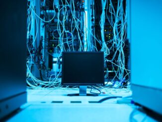 Serverschrank mit Netzwerkkabeln im Rechenzentrum