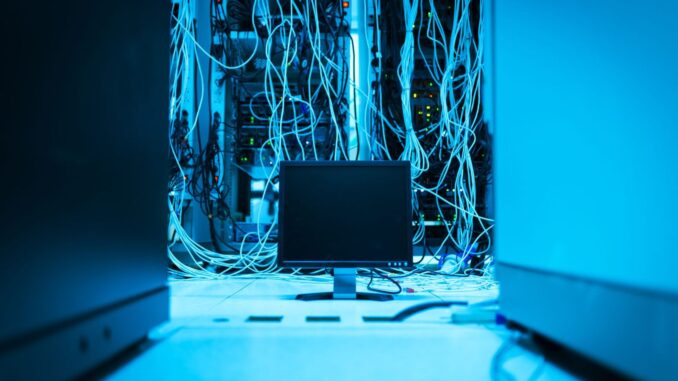 Serverschrank mit Netzwerkkabeln im Rechenzentrum