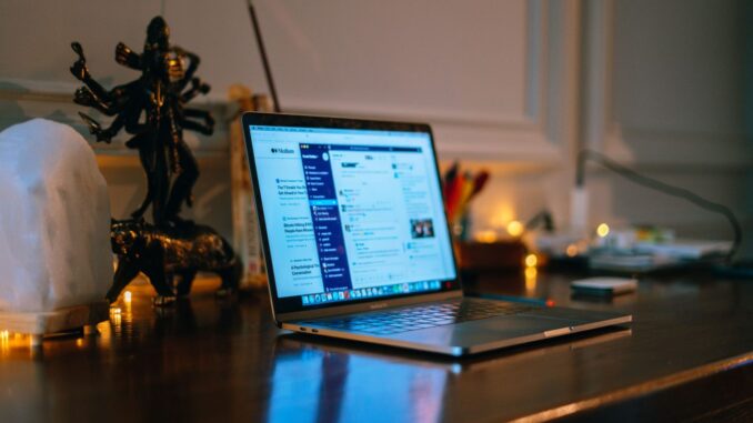 Arbeitsplatz zu Hause mit Laptop und Netzwerkgerät
