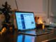 Arbeitsplatz zu Hause mit Laptop und Netzwerkgerät