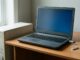 Älteres Notebook auf einem Schreibtisch mit USB-Stick als Sinnbild für Windows 10 Alternativen