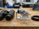 Optik-Zubehör: Montage und Adapter mit einem Fernglas auf einer Werkbank
